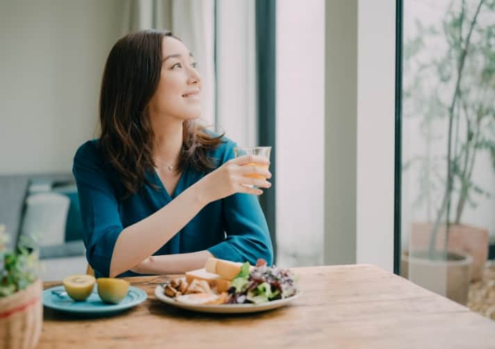 食事をする女性の画像